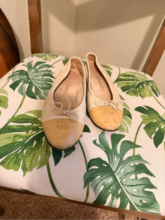 CHANEL Shoes - CHANEL Two-Tone Cream and Tan CC Logo Ballet Flats size 35.5